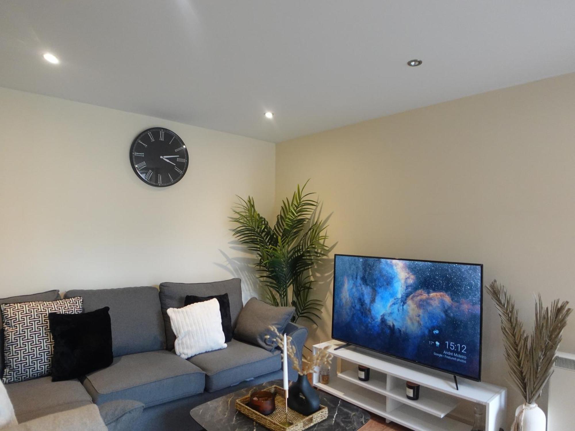 Modern Spacious Apartment In Digbeth With Balcony - Netflix, Youtube, Amazon Tv, Superfast Wifi - Just 10 Mins To Birmingham Centre, Bullring, Train, Coach Station And Birmingham Fc Экстерьер фото